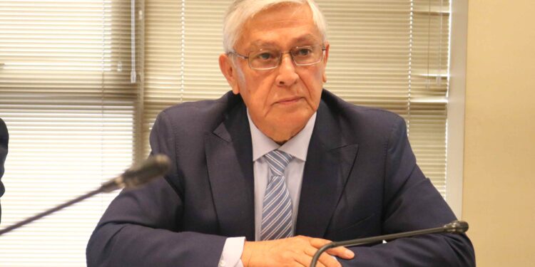 Senador Sandoval lamentó que ministros del MOP y Transportes hayan declinado asistir a comisión de Zonas Extremas