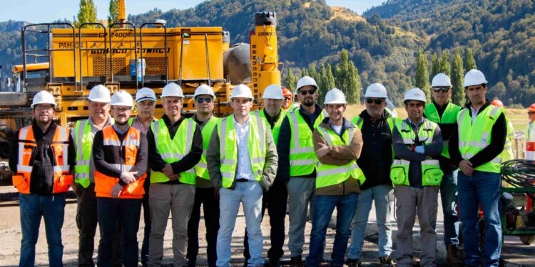 Delegación paraguaya visita Aysén para conocer innovadora tecnología en pavimentación