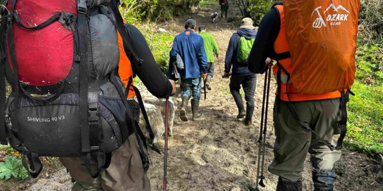 GOPE de Carabineros rescata a personas extraviadas en Lago Verde