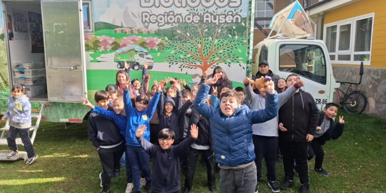 A 30 años de su primer viaje, el Bibliobús de Aysén sigue acercando la lectura a las zonas más apartadas