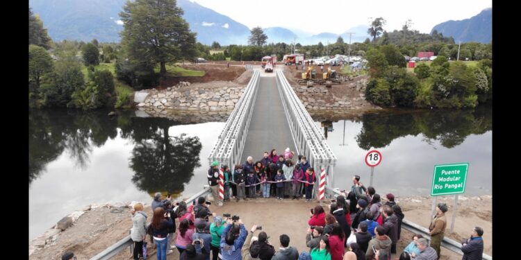 Inauguran pasarela mecano en el sector Entre Ríos Pangal Bajo de Puerto Aysén