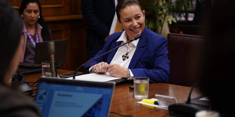Senadora Órdenes destacó proyecto de ley del vaso de agua como una medida contra las cifras de obesidad