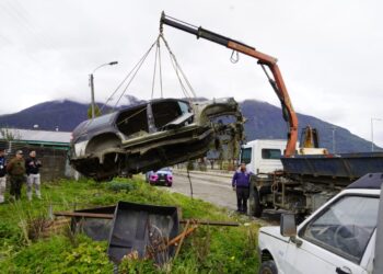 Municipio de Aysén inicia retiro de vehículos abandonados en la ciudad puerto