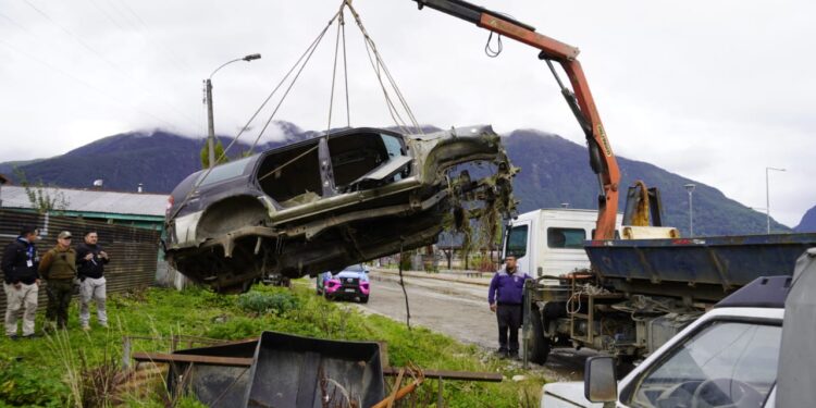 Municipio de Aysén inicia retiro de vehículos abandonados en la ciudad puerto