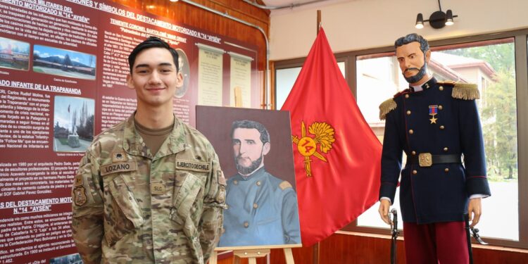 Conscripto artista: joven soldado del Destacamento N°14 de Aysén rinde homenaje a Bartolomé Vivar con retrato al óleo
