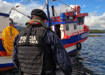 Embarcación de Los Lagos es sorprendida extrayendo almejas en zona prohibida en Aysén