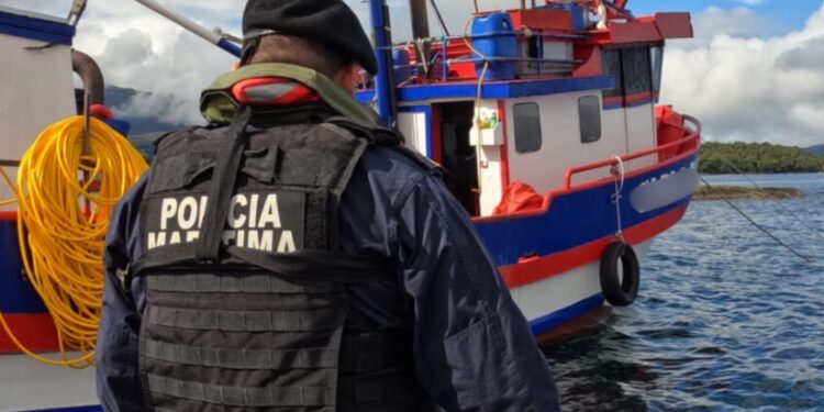 Embarcación de Los Lagos es sorprendida extrayendo almejas en zona prohibida en Aysén