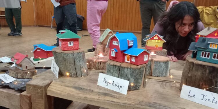 La muestra «Hogar Hoguera» destacó la arquitectura tradicional del norte de Aysén a través de ilustraciones y cerámicas