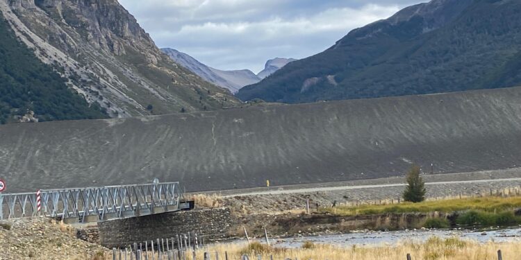 Vecinos de Alto Mañihuales y organizaciones ambientalistas convocan a autoridades y empresa minera por contaminación