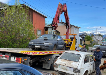 Municipalidad de Coyhaique retira más de 110 vehículos abandonados en operativo de recuperación de espacios públicos