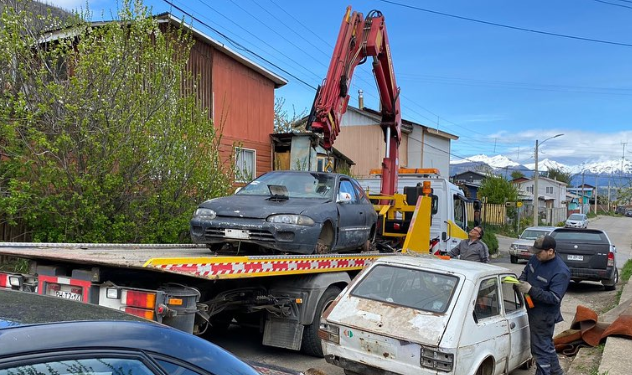 Municipalidad de Coyhaique retira más de 110 vehículos abandonados en operativo de recuperación de espacios públicos