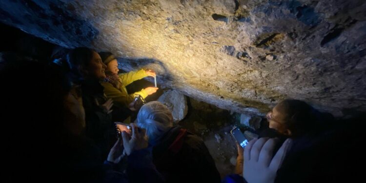 Artesanas de Puerto Ibáñez visitan por primera vez sitio de arte rupestre que inspira su trabajo