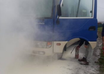 Desperfecto en bus escolar de Melinka moviliza a Bomberos y Carabineros