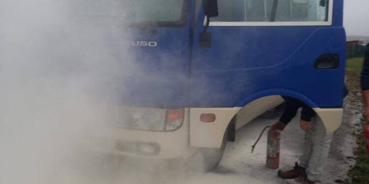 Desperfecto en bus escolar de Melinka moviliza a Bomberos y Carabineros