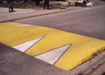 Municipalidad de Coyhaique instala lomos de toro en calles Simpson y Bilbao para reforzar seguridad vial