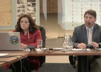 Alcalde Martínez entrega informe con posibles irregularidades de gestión anterior al Concejo Municipal de Aysén