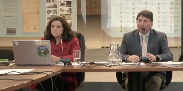 Alcalde Martínez entrega informe con posibles irregularidades de gestión anterior al Concejo Municipal de Aysén