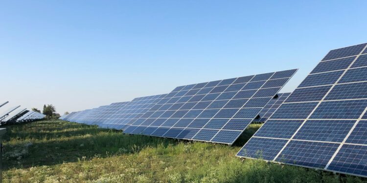 Coyhaique y Cochrane serían pioneras en proyectos de energía solar comunitaria en Aysén