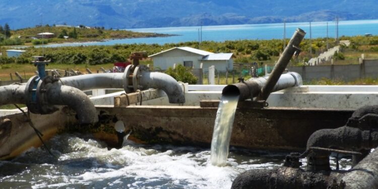 Exigen declarar emergencia sanitaria en Puerto Guadal por fallas en planta de tratamiento