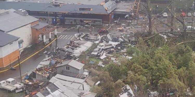 Tornado EF-1 causa graves daños en Puerto Varas y activa alerta en tres regiones del sur de Chile