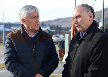 Senador Sandoval y alcalde Ulloa coinciden en urgencia de pavimentar la zona austral