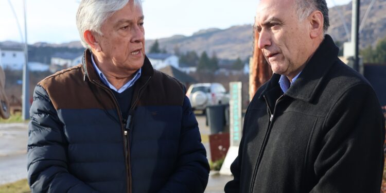 Senador Sandoval y alcalde Ulloa coinciden en urgencia de pavimentar la zona austral