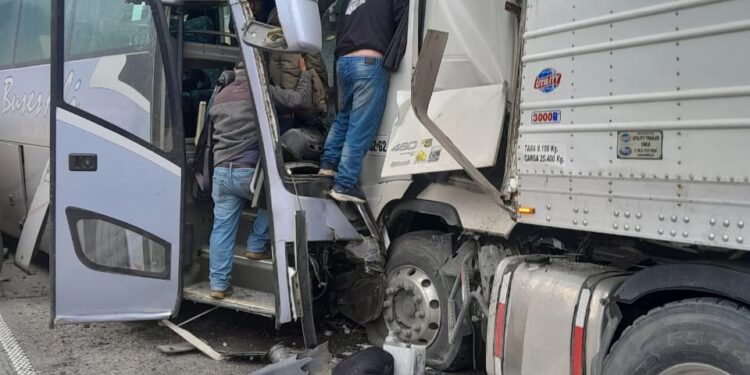 Un fallecido y más de veinte heridos deja grave accidente de tránsito en ruta entre Coyhaique y Puerto Aysén