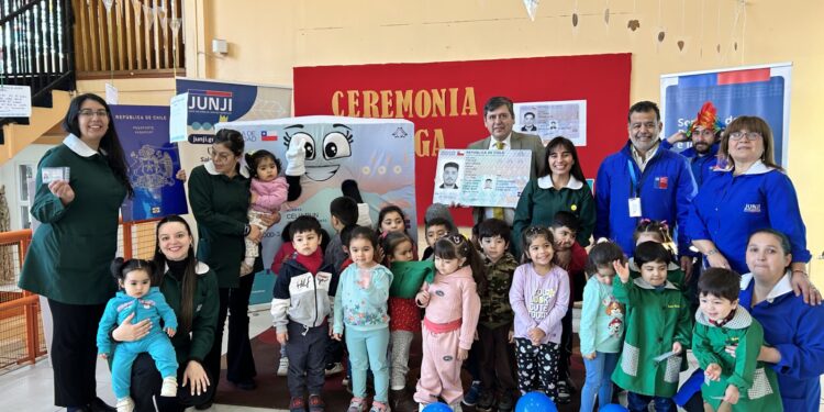 Niños y educadoras del Jardín Infantil Kau Kalem reciben cédula de identidad por el Registro Civil