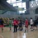 El seleccionado de básquetbol Manuel Herrera realiza clínicas deportivas en Puerto Aysén