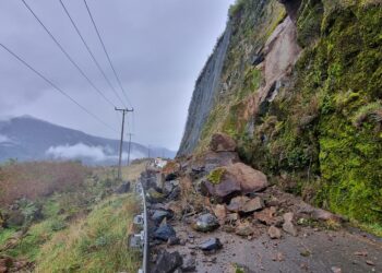 Corte total en Ruta 7 al sur de Puyuhuapi por rodado de rocas