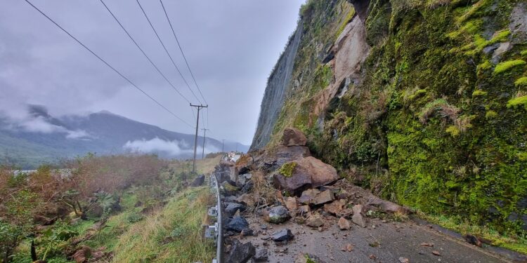 Corte total en Ruta 7 al sur de Puyuhuapi por rodado de rocas