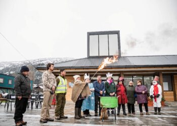 Puerto Guadal celebra su primer Carnaval de Invierno con tradición, naturaleza y chapuzón extremo