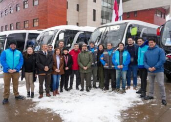 Gobierno Regional de Aysén entrega 16 buses a escuelas públicas de la región
