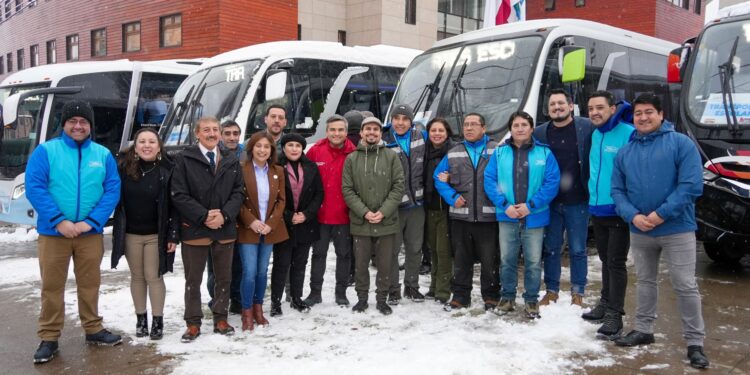 Gobierno Regional de Aysén entrega 16 buses a escuelas públicas de la región