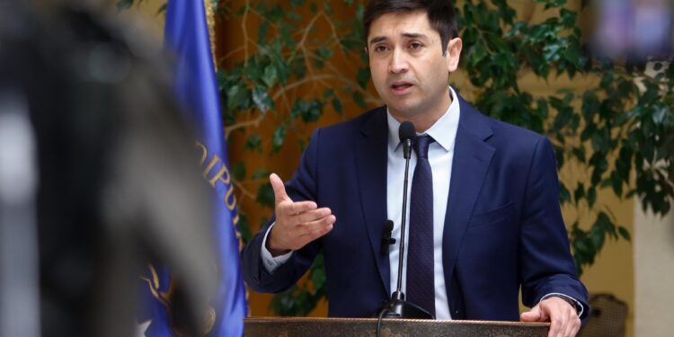 Diputado Calisto logra acuerdo unánime en comisión de salud para oficiar a Minsal por altos costos en traslado que deben pagar pacientes oncológicos de Aysén