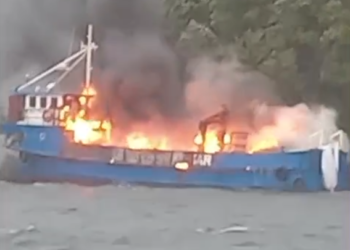 Armada y particulares rescatan a cuatro tripulantes tras incendio de embarcación en Islote Grupo Herrera