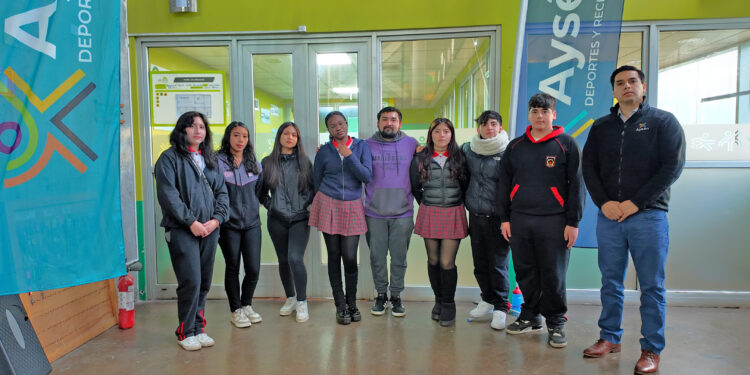 Estudiantes del Liceo Politécnico A-1 de Puerto Aysén impulsan alianza con Corporación de Deportes
