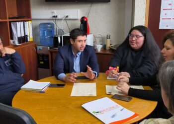 Diputado Calisto se reúne con comités de vivienda y el Serviu para abordar la escasez de terrenos en Coyhaique