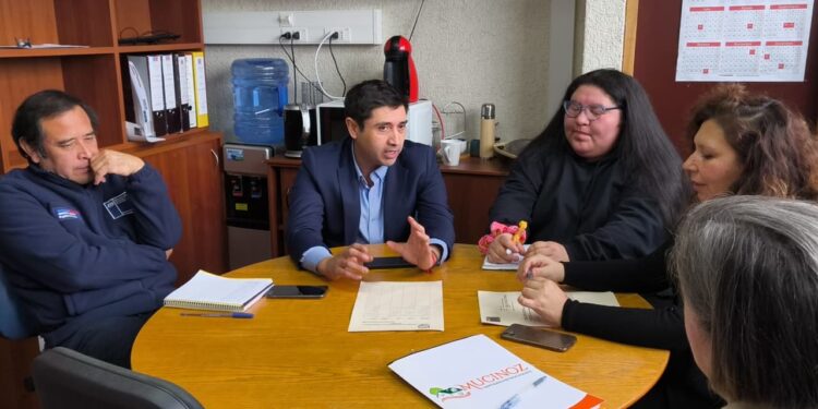 Diputado Calisto se reúne con comités de vivienda y el Serviu para abordar la escasez de terrenos en Coyhaique