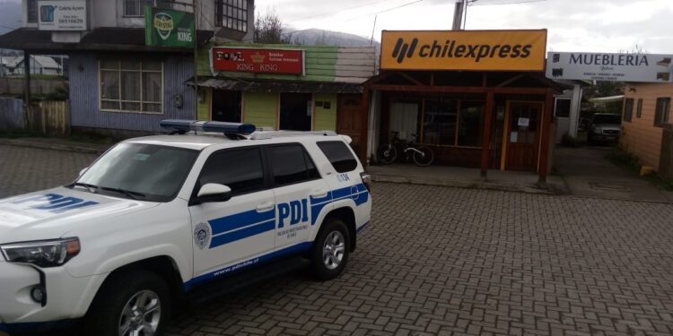 Detienen a tres funcionarios del Ejército por retiro de encomienda con droga en Puerto Aysén