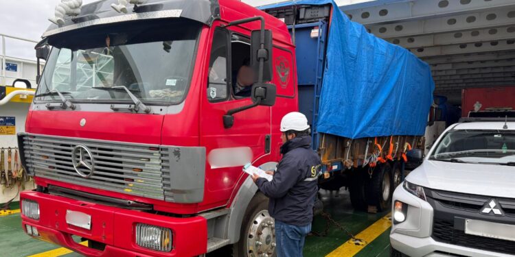 Sernapesca incauta 12.800 kilos de erizo sin acreditación legal durante fiscalización en barcaza Queulat