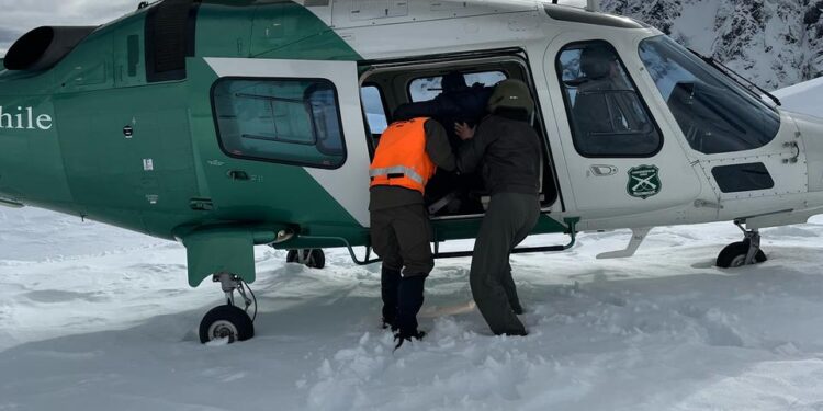 Carabineros rescata a tres excursionistas lesionados en Cerro Kristine