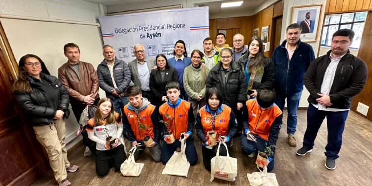 Gobierno reconoce a deportistas de Aysén que obtuvieron medallas en los Juegos Deportivos Escolares 2025