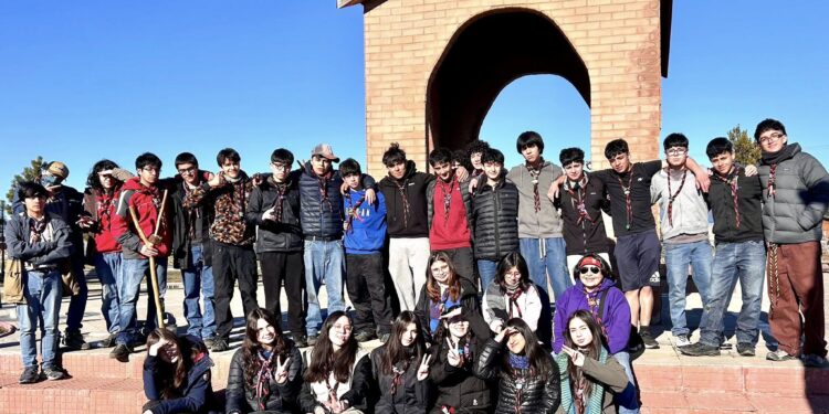 Jóvenes voluntarios revitalizan biblioteca vecinal en Balmaceda con apoyo de INJUV