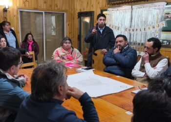 Puerto Aysén: Diputado Calisto se reúne con Comité de Electrificación de Bahía Acantilada y llama al Gobierno a invertir en servicios básicos.