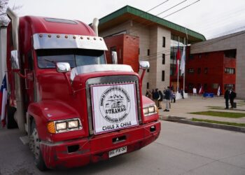 Gobernador de Aysén recibe caravana de transportistas que exige mayor conectividad para el sur de Chile
