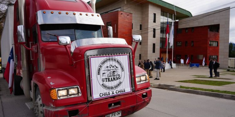 Gobernador de Aysén recibe caravana de transportistas que exige mayor conectividad para el sur de Chile