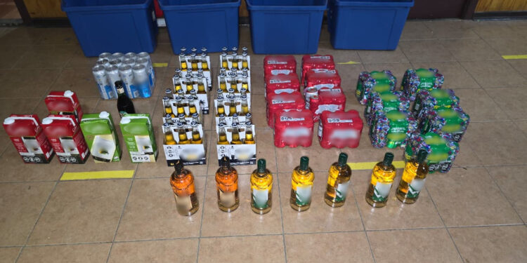 Carabineros de Coyhaique detecta funcionamiento ilegal de central de radiotaxi y venta clandestina de alcohol
