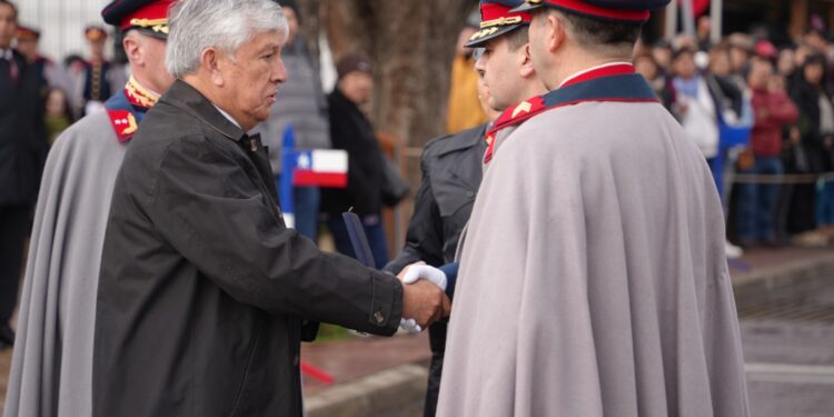 Senador Sandoval entrega reconocimiento al Cuerpo Militar del Trabajo (CMT) por su rol en la construcción de la Carretera Austral