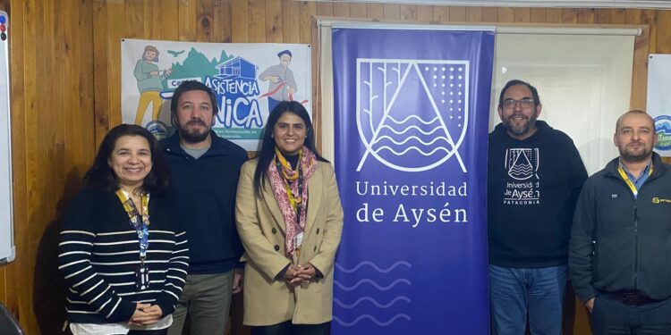 Sernapesca y Universidad de Aysén firman convenio para fortalecer formación e investigación en pesca y acuicultura